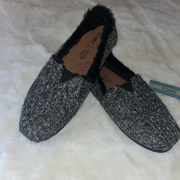 TOMS Belmont Black Gray Sweater Knit & Fur Interior Cozy Soft Slip Ons - Picture 2 of 14